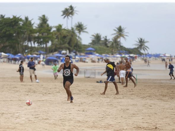 O sol estava tímido, mas deu praia e futebol de areia por Marina Silva/ CORREIO