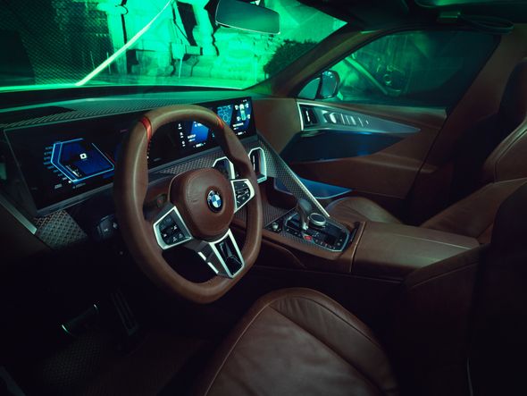 Por dentro, o XM tem elementos que unem luxo e tecnologia por Fotos: BMW