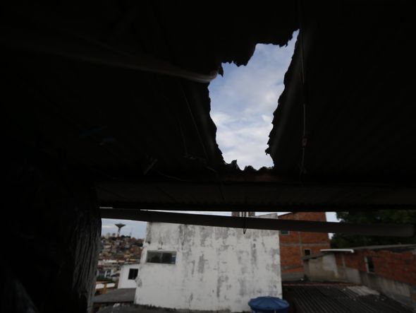 Telhas quebraram cobertura de vizinhos por Arisson Marinho/CORREIO