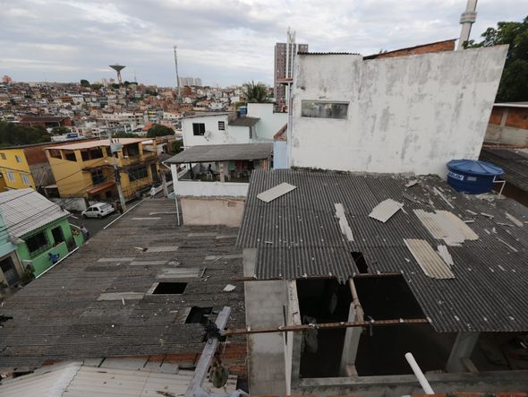 Telhas quebraram cobertura de vizinhos por Arisson Marinho/CORREIO