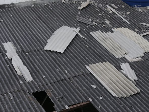 Telhas quebraram cobertura de vizinhos por Arisson Marinho/CORREIO