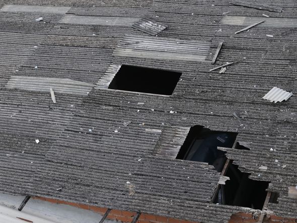 Telhas quebraram cobertura de vizinhos por Arisson Marinho/CORREIO
