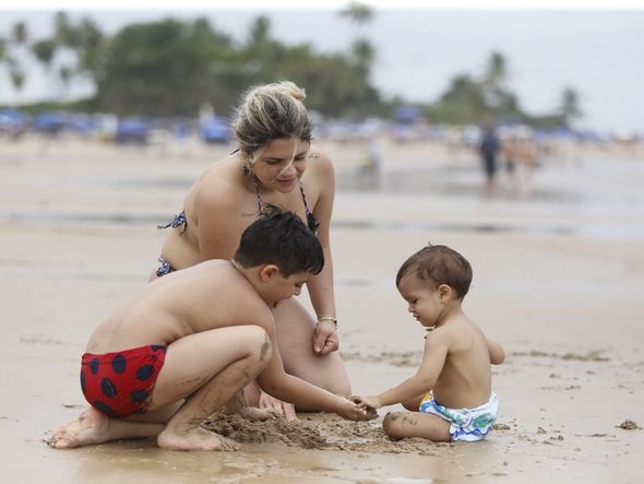 Turista mineira, Gabriela Lima aproveitou a praia com a família por Foto: Marina Silva/ CORREIO
