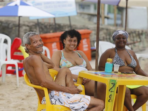 Ubiraci Gomes e Elisabeth Silva curtiram a tranquilidade da praia de Itapuã por Foto: Marina Silva/ CORREIO