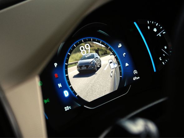 Uma câmera projeta imagens da lateral no quadro de instrumentos por Foto: Hyundai