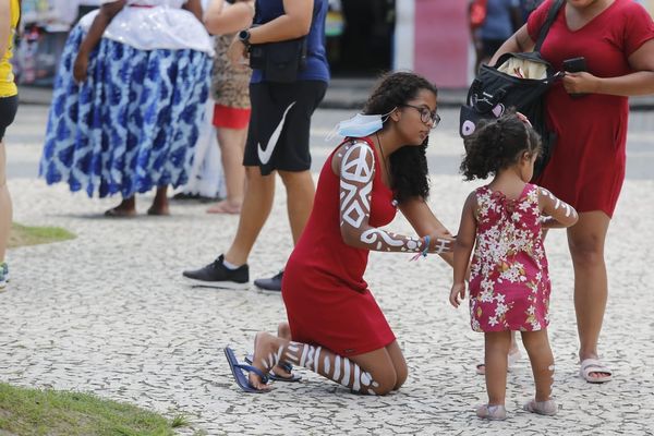 Pintura do Olodum chega a custar R$ 60 para casal de turistas no Pelourinho