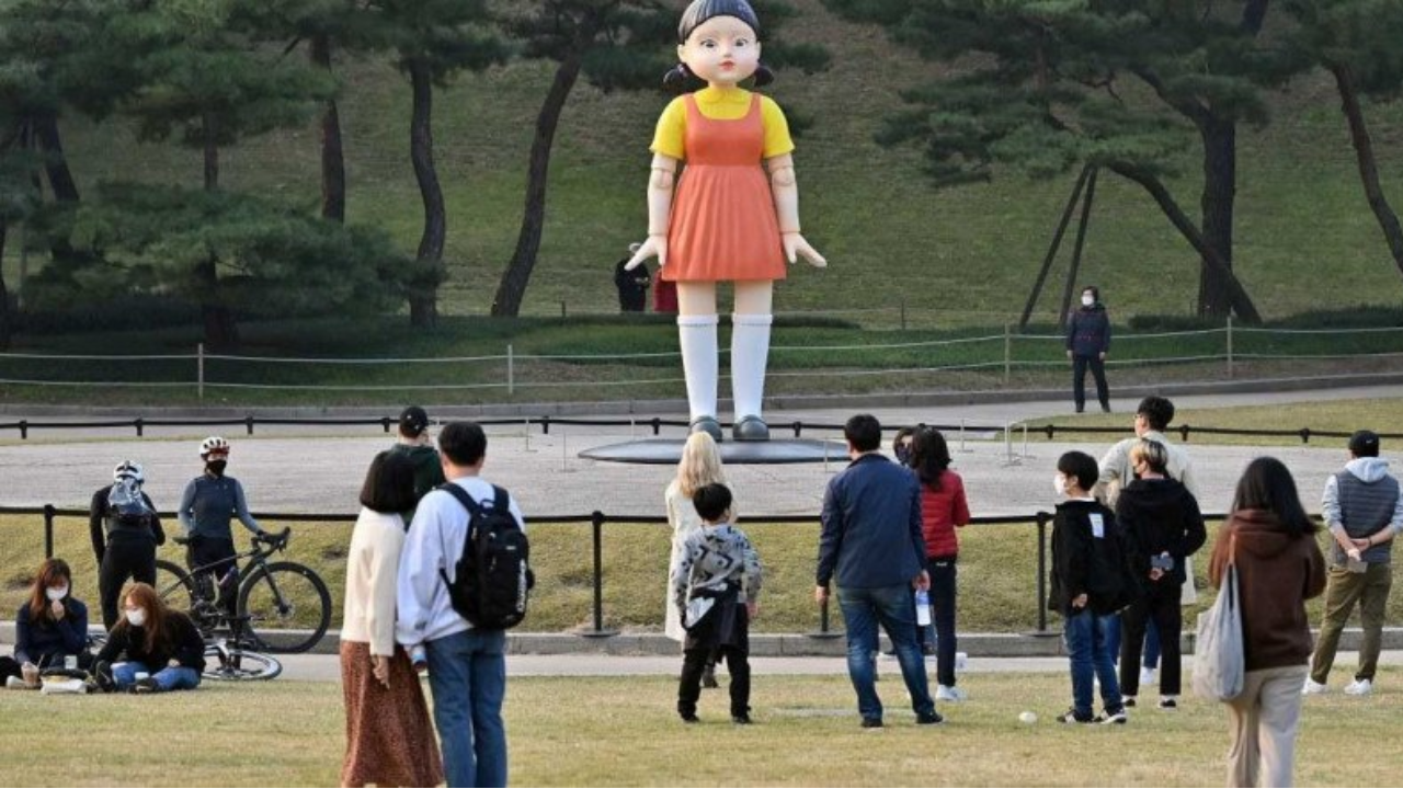 Batatinha frita 1,2,3': Boneca gigante de Round 6 vira atração em parque de  Seul