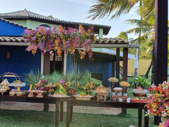 Decoração de casamento na área externa da pousada por Divulgação/Pousada Jambo