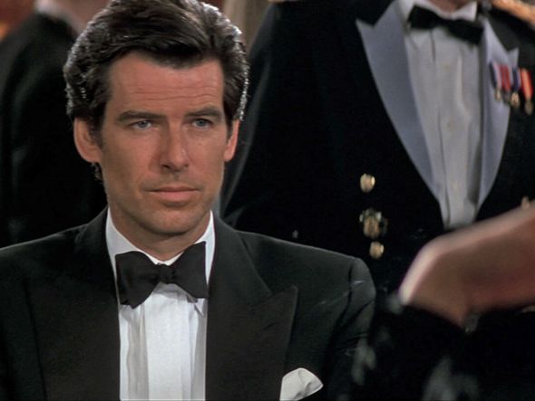 Pierce Brosnan em 007 Contra GoldenEye (Martin Campbell/1995); ele interpretou o espião em quatro filmes por divulgação