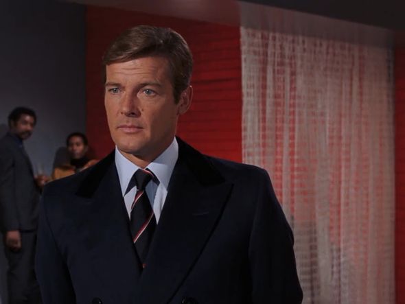 Roger Moore em 007 Viva e Deixe Morrer (Guy Hamilton/1973), o primeiro dos sete longas em que o ator interpretou James Bond por divulgação