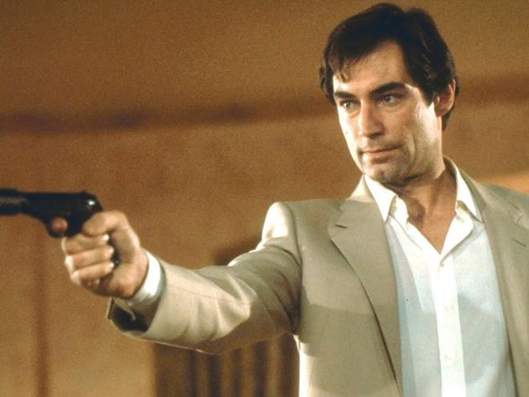 Timothy Dalton, que fez dois filmes da franquia, em 007 Marcado para a Morte (John Glenn/1987) por divulgação
