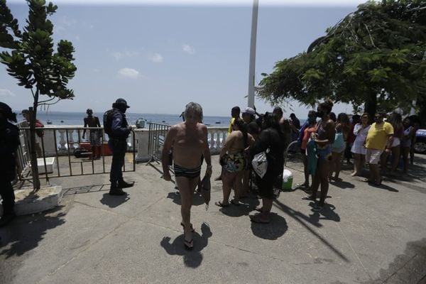 Aglomeração no Porto da Barra por Arisson Marinho/CORREIO