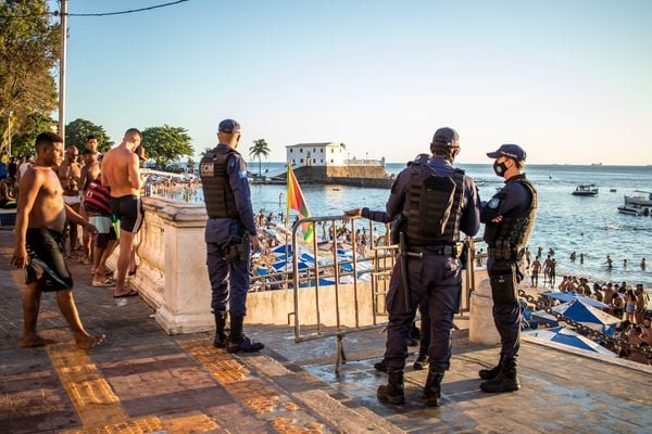 Guarda Municipal faz o controle de acesso ao Porto da Barra por Foto: Nara Gentil/CORREIO