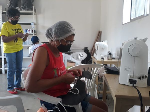 Raimunda dos Santos, do  projeto Mulheres Ativas:  máscaras de TNT ajudam na prevenção da Covid-19 por Divulgação/Mineração Caraíba