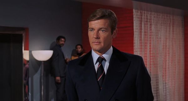 Roger Moore em 007 Viva e Deixe Morrer (Guy Hamilton/1973), o primeiro dos sete longas em que o ator interpretou James Bond por divulgação