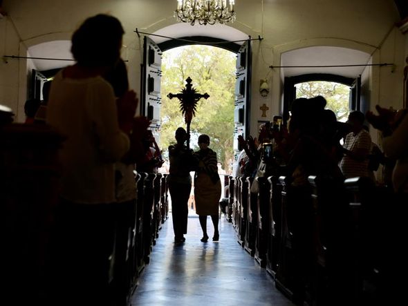 Avó de Luan entra na Igreja carregando a cruz por Paula Fróes/CORREIO