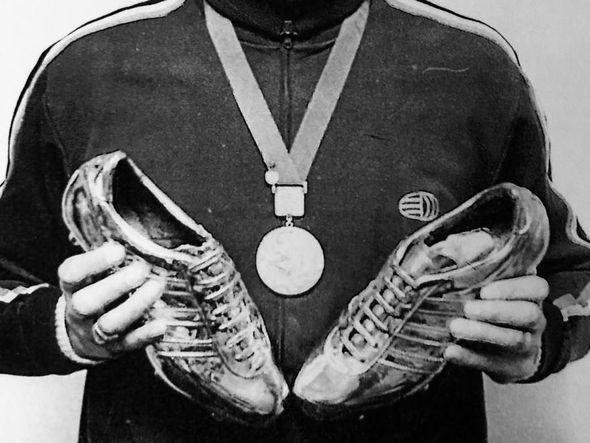 Bicampeão olímpico pela Hungria nos jogos de Tóquio-1964 e México-1968, ainda levou a prata nas olimpíadas de Munique-1972. Junto a Nielsen, é o maior artilheiro das olimpíadas entre os homens, ambos com 13 gols. por Foto: Reprodução