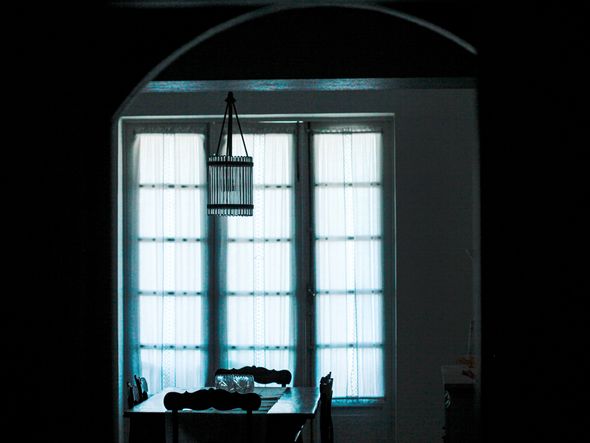 O conforto e elegância de um apartamento que brigou por manter sua janela original. por Sora Maia/CORREIO