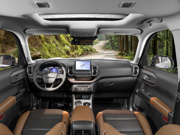 O interior do SUV é bicolor, conta com nove airbags, banco do motorista elétrico e teto solar