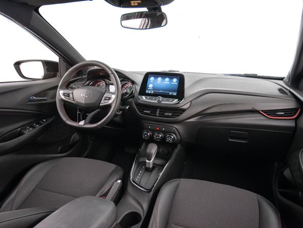 Os seis airbags e a direção com assistência elétrica são de série em todas as configurações por Fotos: GM