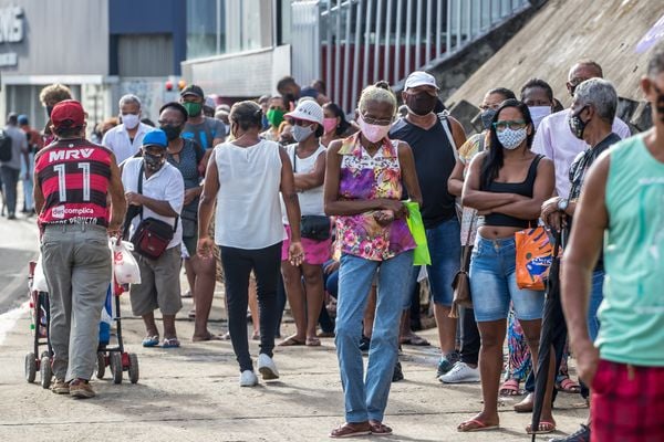 A vacinação foi confusa com falta de doses e longas filas em Salvador.