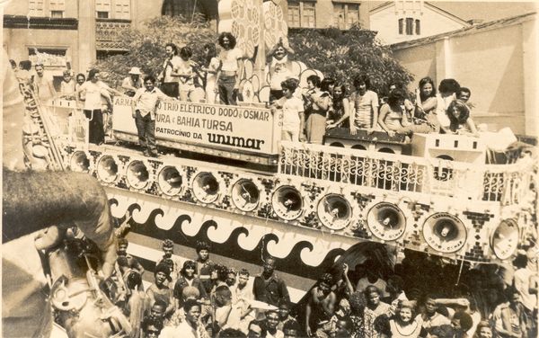 Carnaval de 1977 com o trio elétrico Armandinho, Dodô e Osmar por Foto: Acervo pessoal família Macêdo
