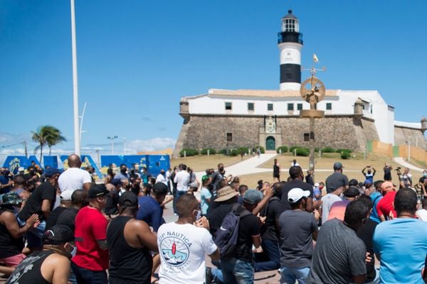 Grupo fez protesto no Farol da Barra após morte de PM. por Paula Fróes/CORREIO