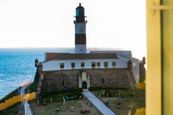 O Farol da Barra emoldurando a sala. por Sora Maia/CORREIO