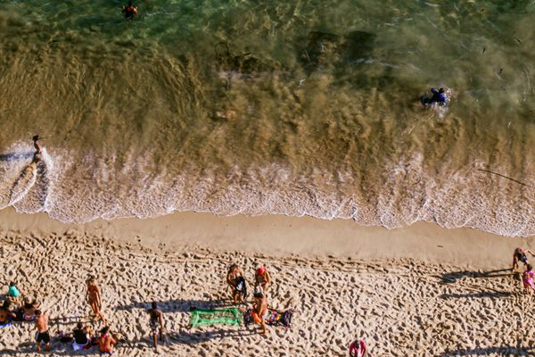O movimento da Praia do Farol da Barra visto pela janela do Oceania por Sora Maia/CORREIO