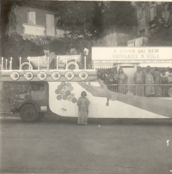 O trio da banda Armandinho, Dodô e Osmar foi para a rua pela primeira vez em 1974. Inspirados nas bandas de rock, levam ba- teria, baixo e guitarra para o trio. Na foto de 1975, Osmar em cima e Arman- dinho embaixo por Foto: Acervo pessoal família Macêdo