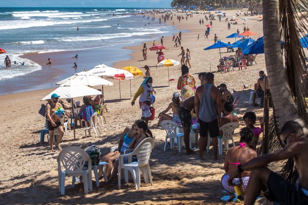 A faixa de areia inspira caminhadas por Nara Gentil/CORREIO