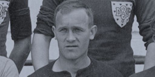 Prata olímpico com a Dinamarca nos jogos de Londres-1908 e Estocolmo-1912, Sophus Nielsen foi o primeiro na história a marcar 10 gols por sua seleção. Isso mesmo: contra a França, na vitória dinamarquesa por 17x1, ele marcou 10 vezes. por Foto: Reprodução