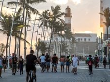Imagem - Dois adolescentes são apreendidos após roubar correntes de turistas uruguaias na Barra