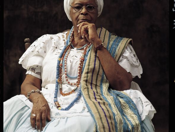 5 Mãe Stella de Oxóssi  1976-2018 Iniciada no candomblé com 13 anos, foi enfermeira por 30 anos. Publicou 10 livros e era membro da Academia de Letras da Bahia. Militante, ela foi uma das primeiras a combater o sincretismo religioso