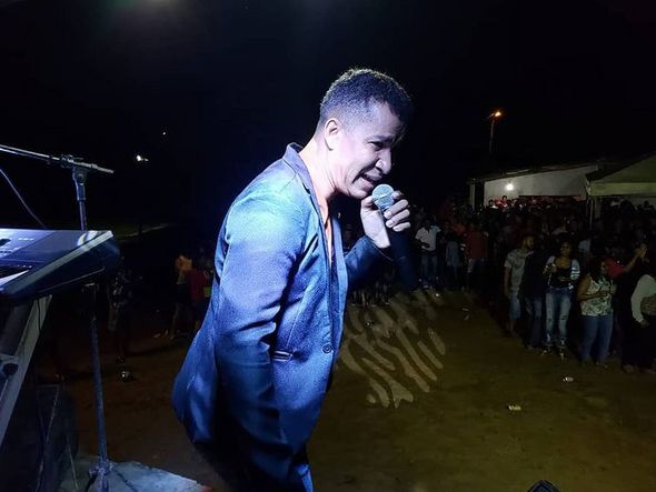 Amado Cigano em apresentação como cantor por Acervo Pessoal/Reprodução Instagram