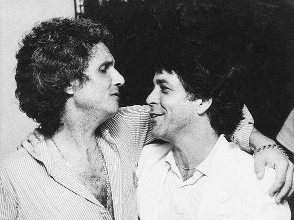 Com Roberto Carlos, em 1974, “em momento quase comprometedor de tanto amor” por Foto: Divulgação