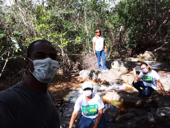 Equipe de vacinação atravessa riacho para vacinar moradores da zona rural por Divulgação/PrefeituradeSentoSé