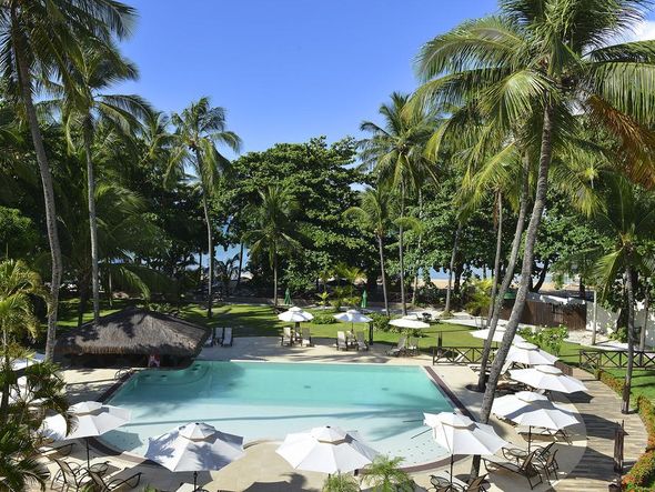 Hotel possui piscina borda infinita por Divulgação