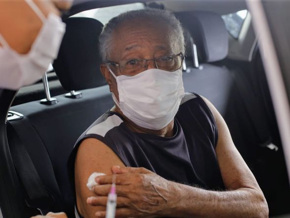 Italmiro Bonfim, 83 anos, seguiu o calendário e foi um dos primeiros a garantir a vacina hoje por Marina Silva/CORREIO