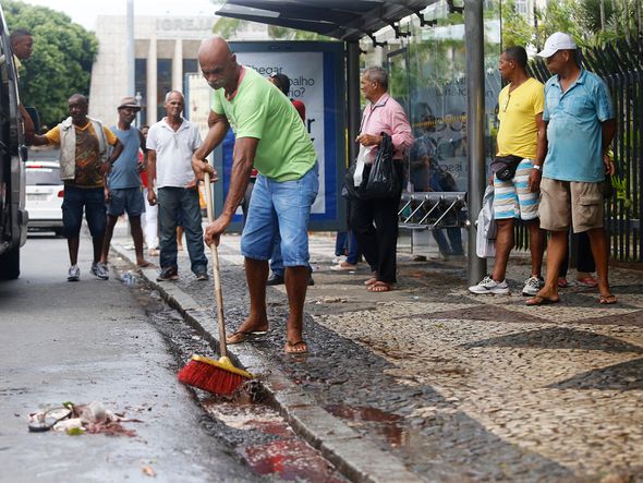 Local de atropelamentos sujo de sangue por Foto: Marina Silva/CORREIO
