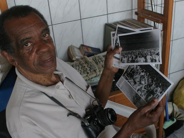 Mário Bonfim, fotógrafo que guarda acervo de imagens feitas no campo da Fonte Nova, em 1971 por Foto: Evandro Veiga/Arquivo CORREIO
