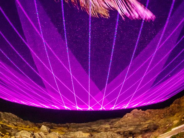 Porto Alegre, Belo Horizonte, Rio de Janeiro, Brasília e Goiânia também receberão projeção do laser colorido de Alok. por Alisson Demetrio/Divulgação