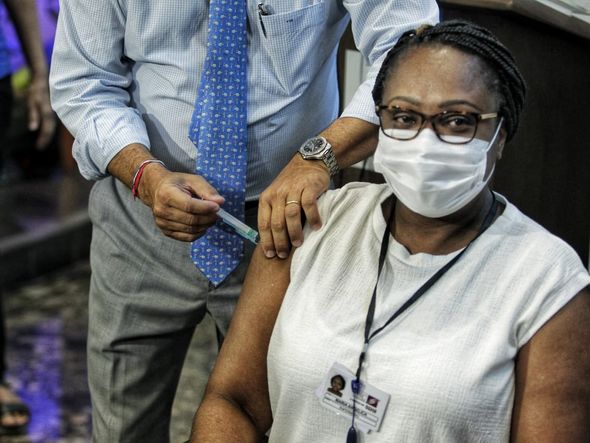 primeira pessoa imunizada foi a enfermeira Maria Angélica de Carvalho, 53 anos, que trabalha no Hospital Couto Maia por Arisson Marinho/CORREIO