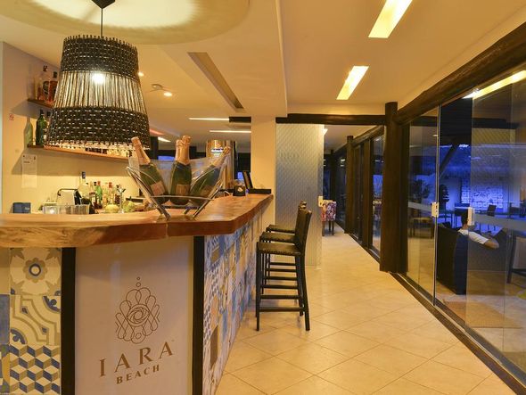 Recepção do Iara Beach Hotel funciona 24 horas por dia por Divulgação