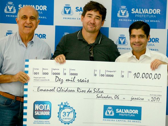Secretário Paulo Souto e prefeito ACM Neto com um dos ganhadores do Nota Salvador por Foto: Valter Pontes/Secom PMS