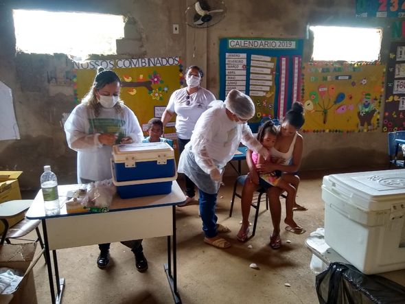 Vacinação em Sento Sé utiliza escolas para reunir idosos por Divulgação/PrefeituradeSentoSé
