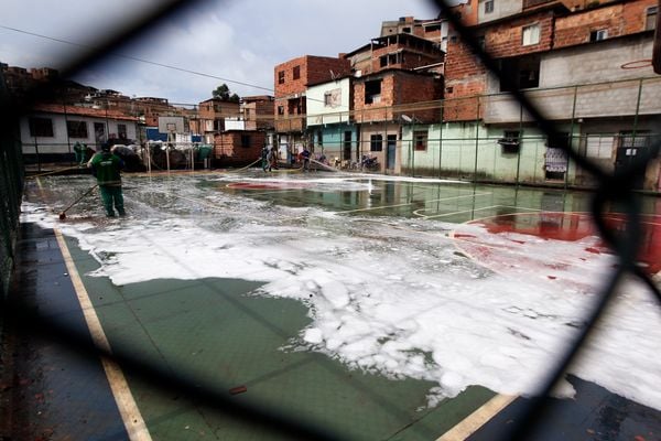 Ação da Limpurb no Nordeste de Amaralina. por Arisson Marinho/CORREIO