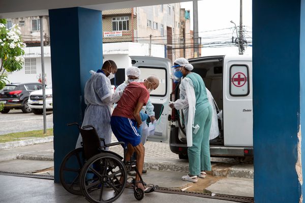 Bahia registra 143 mortes e 4.448 novos casos de covid nas últimas 24 horas. por Paula Fróes/CORREIO