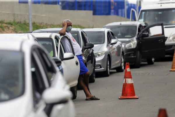 Fila de carros no estacionamento do Atakarejo, em Fazenda Coutos