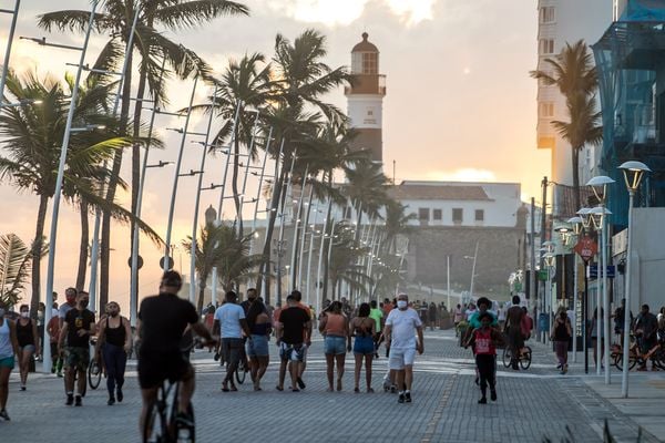 Final de tarde muito movimentado no Farol da Barra. por Nara Gentil/CORREIO